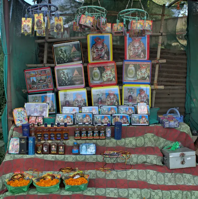 मंदिर के बाहर पूजन टोकरियाँ बेचता एक विक्रेता